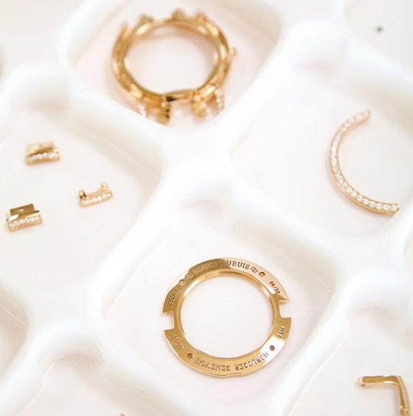 零件清洗完畢后將機(jī)芯裝入表殼并進(jìn)行檢測(cè)-理查德米勒維修服務(wù)中心